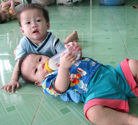 "Ám ảnh" những ánh mắt trẻ thơ bị bỏ rơi trong chùa Vĩnh Phước An - 6 Những ánh mắt của trẻ như đang tìm kiếm một tình yêu thương thân thuộc.