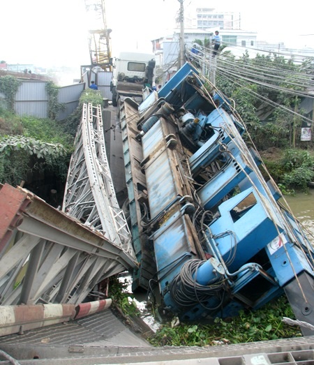Vụ xe tải làm sập cầu: Một phút bất cẩn, hàng tỷ đồng "đi tong" - 1 Hiện trường xe quá tải gây sập cầu Vồng ở Vĩnh Long ngày 3/12.