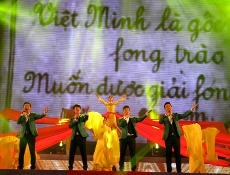 Rộn ràng đêm "10 năm- Vang mãi Cần Thơ" - 4 Và vùng phương Nam có đất Cần Thơ hướng tới một tương lai tươi sáng.