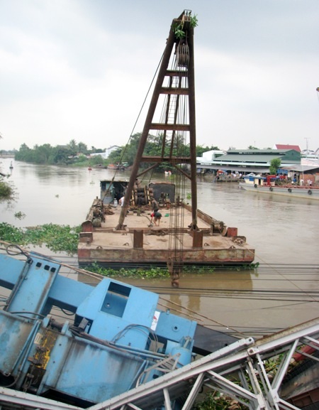 ...và một xà lan có cần cẩu chữ A được thuê từ Cần Thơ sang làm nhiệm vụ giải cứu.