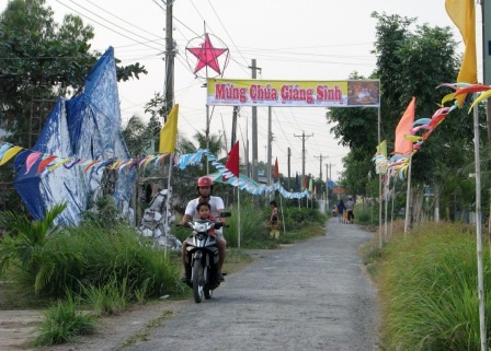 Xóm đạo ở huyện Hòa Bình, tỉnh Bạc Liêu rộn ràng cờ hoa chào mừng lễ Giáng sinh.