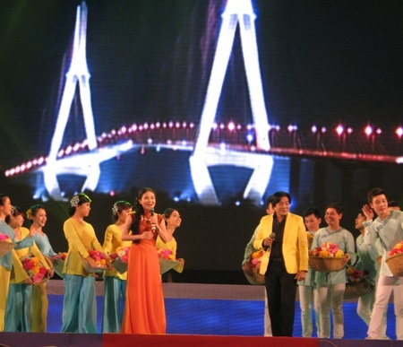 Rộn ràng đêm "10 năm- Vang mãi Cần Thơ" - 11 Nghệ sĩ cải lương Thanh Ngân và Trọng Hữu cùng thể hiện ngọt ngào bài vọng cổ