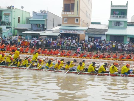 Các đội ghe ngo nam và nữ cùng nhau tranh tài rất quyết liệt.