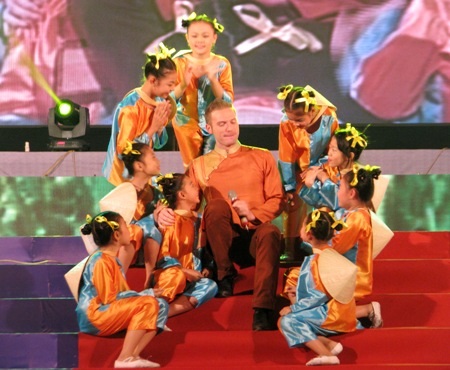 Mỹ Tâm, Kyo York làm ấm lòng khán giả đất Tây Đô - 3 Chàng Tây tỏ ra rất thân thiện với các em thiếu nhi Việt Nam.