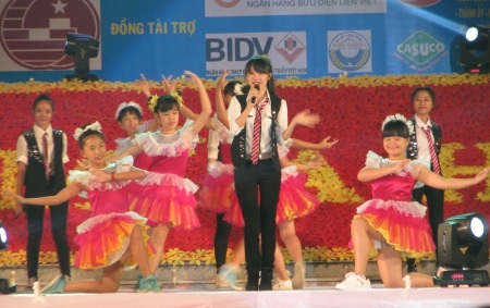 Các em thiếu nhi Hậu Giang cũng đóng góp với