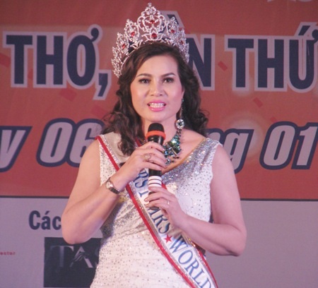 Hoa hậu Kim Hồng giao lưu với khán giả Cần Thơ - 4 Hoa hậu Kim Hồng giao lưu với khản giả.