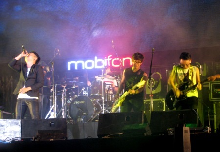 "Lửa" rock “bùng cháy” đất Tây Đô - 12 Tình yêu ấy
