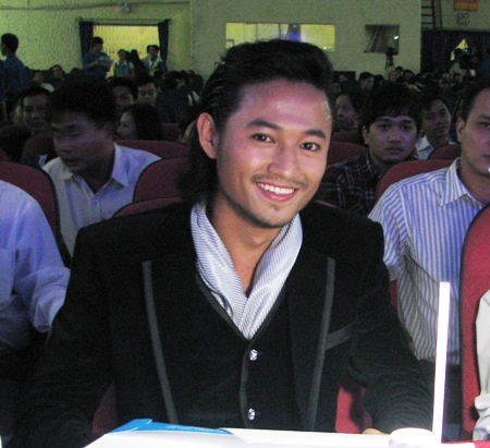 Hoa hậu Kim Hồng giao lưu với khán giả Cần Thơ - 7 Hoa hậu Ngọc Anh cười rạng rỡ khi giao lưu với khán giả Cần Thơ.