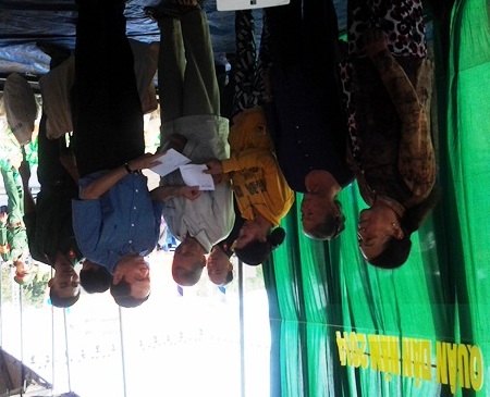 Bí thư Thành ủy Cần Thơ Trần Thanh Mẫn trao quà Tết cho người dân nghèo.