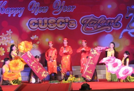 Sinh viên Cần Thơ trổ tài năng mừng Xuân mới 2014 - 2 ...và hát múa minh họa đã tạo không khí sôi nổi cho chương trình.
