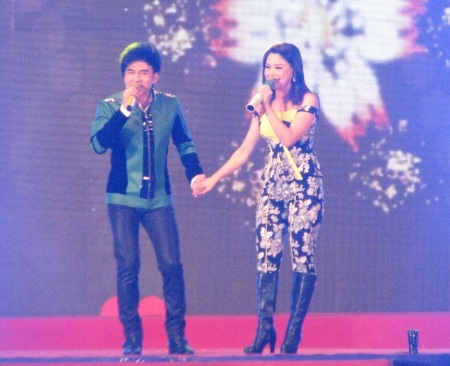 "Anh Bo" Đan Trường "tình tứ" cùng "búp bê" Thanh Thảo ở Cần Thơ - 2 Anh Bo tình tứ cùng búp bê Thanh Thảo trong