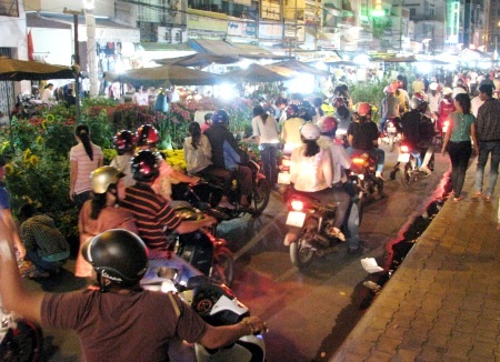 Nhiều người dân đi chơi Tết sớm - 3 Đông đảo người dân đi chợ hoa xuân, mua hàng tiêu dùng trước Tết.