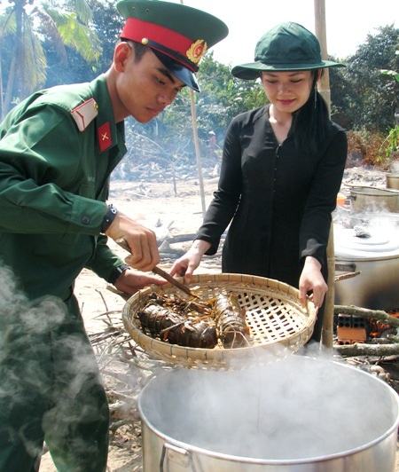 Rộn ràng Tết quân dân - 3 Sôi nổi với các hoạt động thi gói bánh tét...