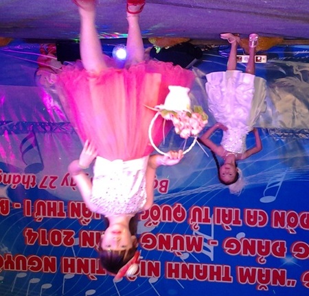 Các người mẫu nhí trình diễn thời trang.