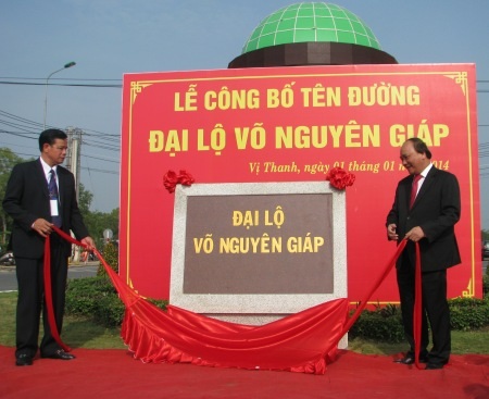 Chính thức đặt tên đại lộ lớn nhất là Đại lộ Võ Nguyên Giáp - 2 Phó Thủ tướng mở bảng tên Đại lộ Võ Nguyên Giáp tại Hậu Giang