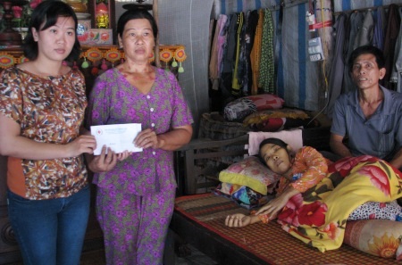 Hơn 16 triệu đồng đến với em Trần Thị Thúy - 3 Đại diện Hội Chữ Thập đỏ tỉnh Bạc Liêu gửi hỗ trợ cho em Thúy. (Ảnh: Huỳnh Hải)