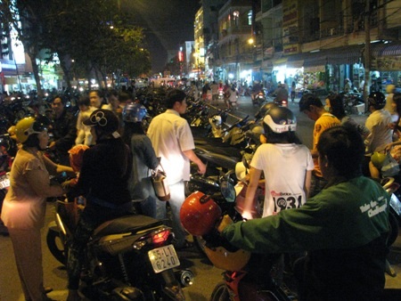Nhiều người dân đi chơi Tết sớm - 6 Bãi giữ xe chật kín chỗ người đi chơi Tết sớm.