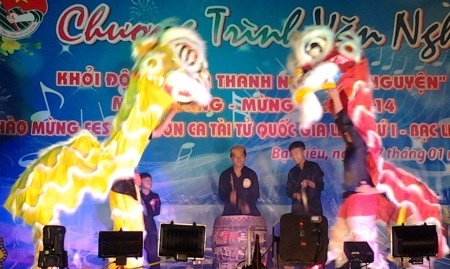 Múa lân mở màn đêm văn nghệ.