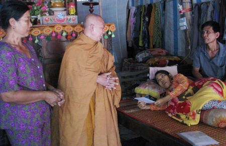 Hơn 16 triệu đồng đến với em Trần Thị Thúy - 2 Sư Thích Giác Tạng thăm hỏi bệnh tình của em Thúy.