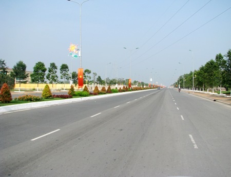 Chính thức đặt tên đại lộ lớn nhất là Đại lộ Võ Nguyên Giáp - 4 Mỗi chiều lưu thông có 3 làn xe: ô tô, xe máy, xe thô sơ.