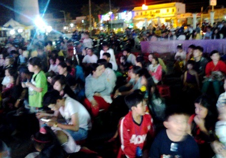 Đông đảo thiếu nhi là những em học sinh trên địa bàn đến xem văn nghệ vui Tết sớm.