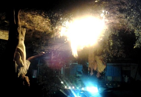 Người dân đốt rác ngay trong thời khắc giao thừa đón năm mới 2014.