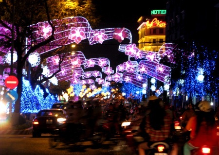 Nhiều người dân đi chơi Tết sớm - 2 Đường phố rực sáng, người dân đổ xuống đường du xuân.