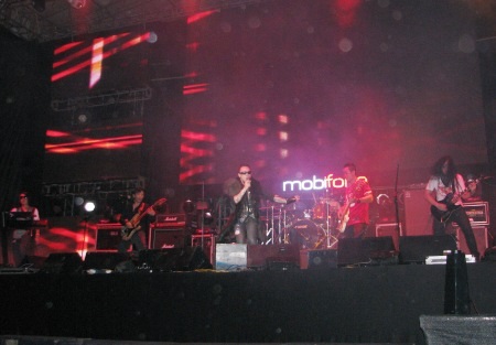 "Lửa" rock “bùng cháy” đất Tây Đô - 7 Nhóm Black Infinity.