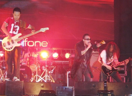 "Lửa" rock “bùng cháy” đất Tây Đô - 9 Hai ca khúc mới
