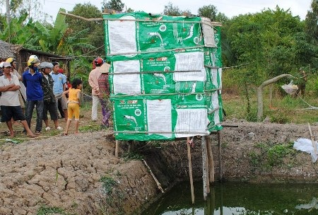 Ao cá nơi phát hiện xác thai nhi.