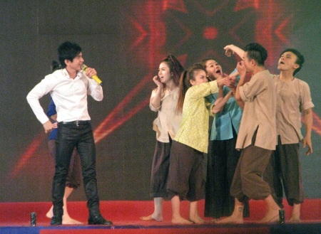 "Anh Bo" Đan Trường "tình tứ" cùng "búp bê" Thanh Thảo ở Cần Thơ - 10 <span style=font-size:12.0pt;mso-bidi-font-size:11.0pt;
line-height:115%>