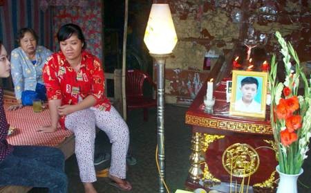 Hàng xóm đến chia buồn cùng gia đình chị Linh.