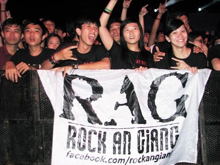 "Lửa" rock “bùng cháy” đất Tây Đô - 2 Sự cuồng nhiệt của hơn 13.000 khán giả Cần Thơ ngay từ đầu đêm diễn.