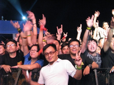 "Lửa" rock “bùng cháy” đất Tây Đô - 1 Sự cuồng nhiệt của hơn 13.000 khán giả Cần Thơ ngay từ đầu đêm diễn.