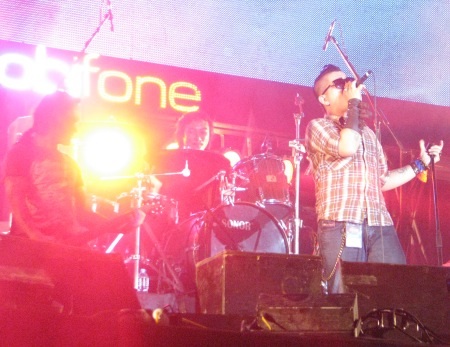 "Lửa" rock “bùng cháy” đất Tây Đô - 17 Bản hit