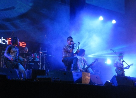 "Lửa" rock “bùng cháy” đất Tây Đô - 18 Bản hit