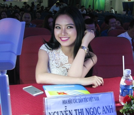 Hoa hậu Kim Hồng giao lưu với khán giả Cần Thơ - 5 Hoa hậu Kim Hồng giao lưu với khản giả.