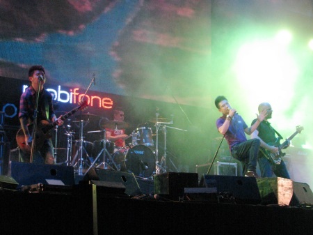 "Lửa" rock “bùng cháy” đất Tây Đô - 13 Nhóm Ngũ Cung.