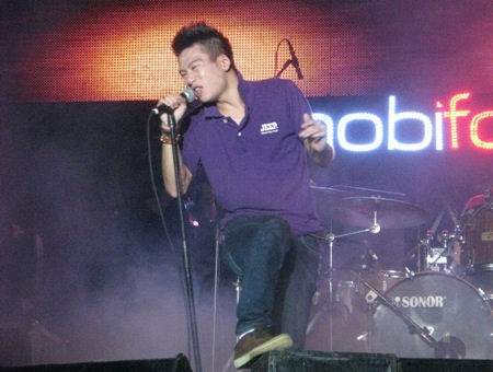 "Lửa" rock “bùng cháy” đất Tây Đô - 14 Những ca khúc âm hưởng Tây Bắc của Ngũ Cung đã làm say lòng khán giả Cần Thơ.