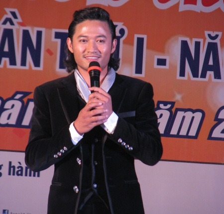 Hoa hậu Kim Hồng giao lưu với khán giả Cần Thơ - 8 Diễn viên Quý Bình giao lưu chia sẻ với khán giả.