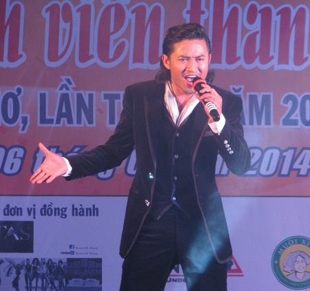 Hoa hậu Kim Hồng giao lưu với khán giả Cần Thơ - 9 Quý Bình hát ca khúc