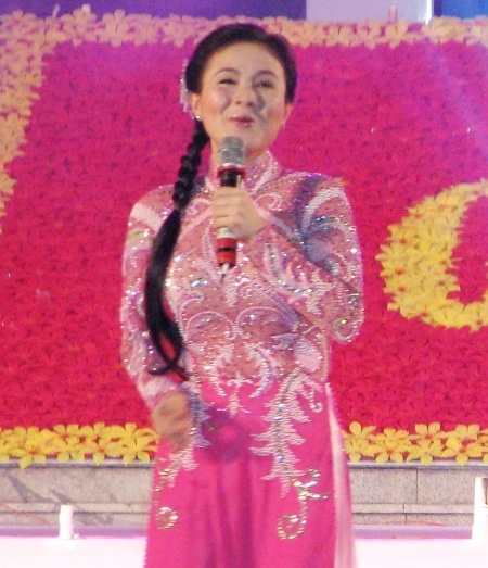 NSƯT Thanh Ngân và NSƯT Trọng Hữu thể hiện bài vọng cổ