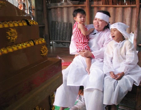 Cha bất ngờ đột tử, hai con nhỏ mịt mờ tương lai - 4 Tương lai của hai đứa nhỏ này rất cần sự sẻ chia của các tấm lòng hảo tâm. (Ảnh: Huỳnh Hải)
