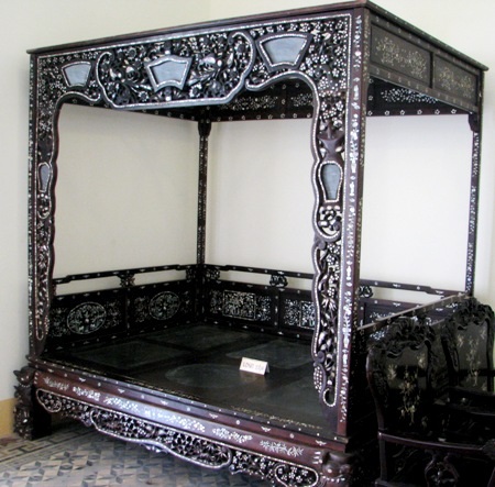 Chiêm ngưỡng những hiện vật giá trị “khủng” của Công tử Bạc Liêu - 1 Chiếc giường có giá trị được cho là nhiều tỷ đồng của Công tử Bạc Liêu.