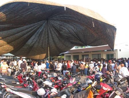 Đổ xô đi làm chứng minh nhân dân ngày đầu năm - 1 Người dân chờ đợi bên ngoài...