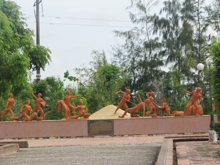 Phó Chủ tịch Quốc hội thăm di tích lịch sử Đồng Nọc Nạng - 1 Cụm tượng gia đình Mười Chức chống bọn cò Tây cướp lúa trong Khu di tích lịch sử Đồng Nọc Nạng.