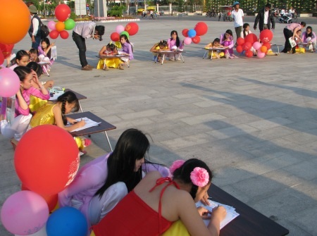 Học sinh sôi nổi thi viết chữ đẹp nhân ngày Thơ Việt Nam - 1 Đông đảo học sinh tham gia thi viết chữ đẹp nhân ngày Thơ Việt Nam.