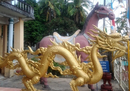 Chuyện về bức tượng ngựa Xích Thố hiếm có ở miền Tây - 3 Bức tượng ngựa Xích Thố nằm ngay vị trí trước mặt chùa cùng với nhiều tượng linh vật khác.
