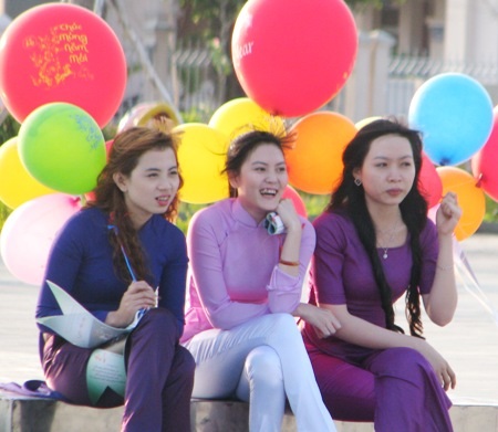 Duyên dáng nữ sinh Bạc Liêu ngày Thơ Việt Nam - 12 Những nữ sinh duyên dáng của ĐH Bạc Liêu trong ngày thi nhân.