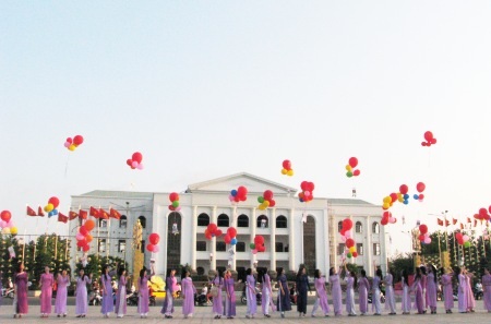 Duyên dáng nữ sinh Bạc Liêu ngày Thơ Việt Nam - 13 Các nữ sinh thả bong bóng mang theo những vần thơ bay vút lên bầu trời cao.